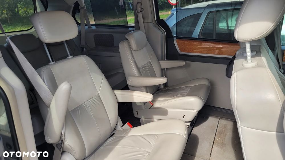 Chrysler Town & Country - 3