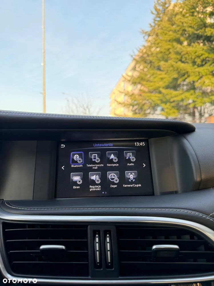 Infiniti Q30 1.5d Premium Tech Gallery White - 21