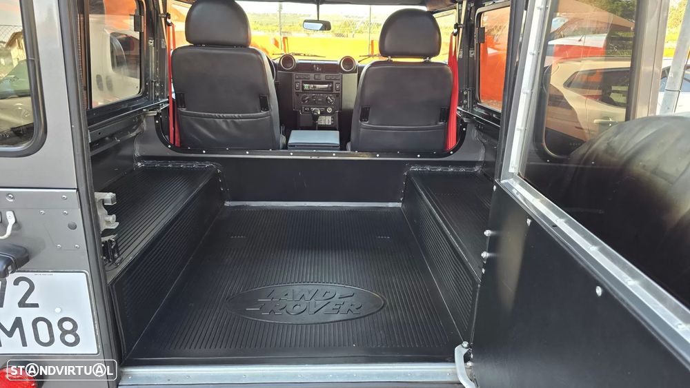Land Rover Defender 90 SW 2.2 CRD E - 28