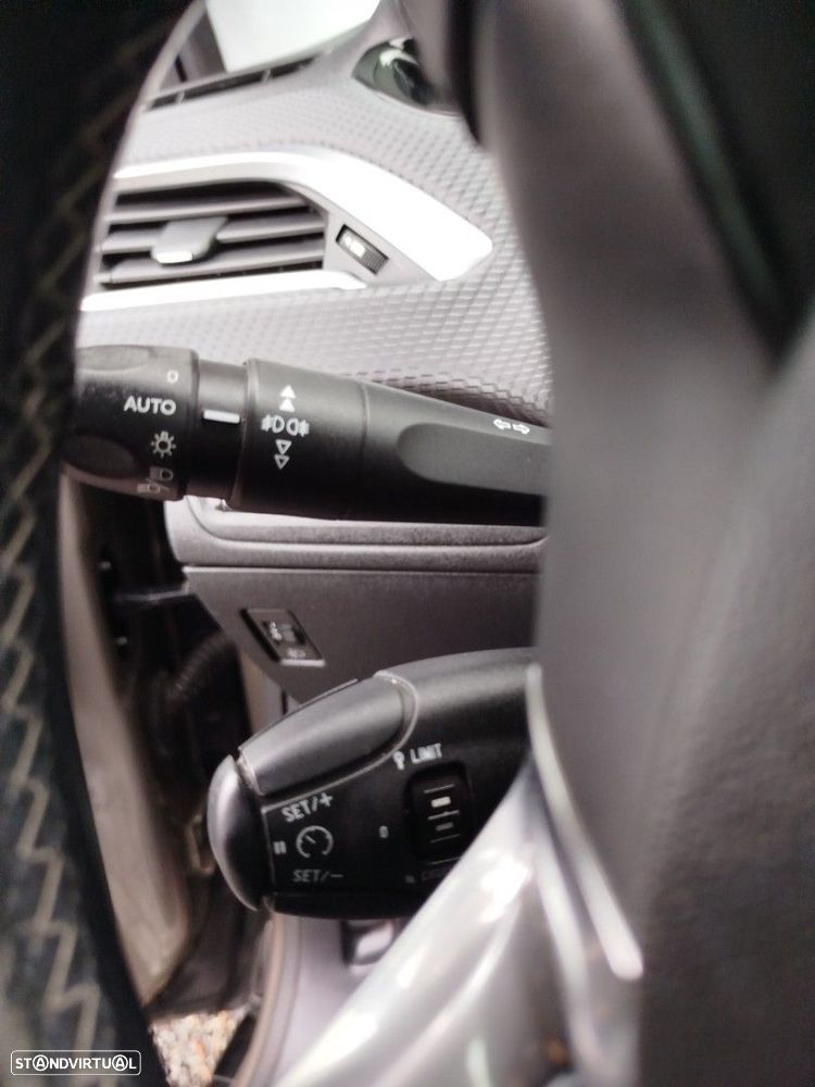 Peugeot 2008 1.2 PureTech Allure EAT6 - 23