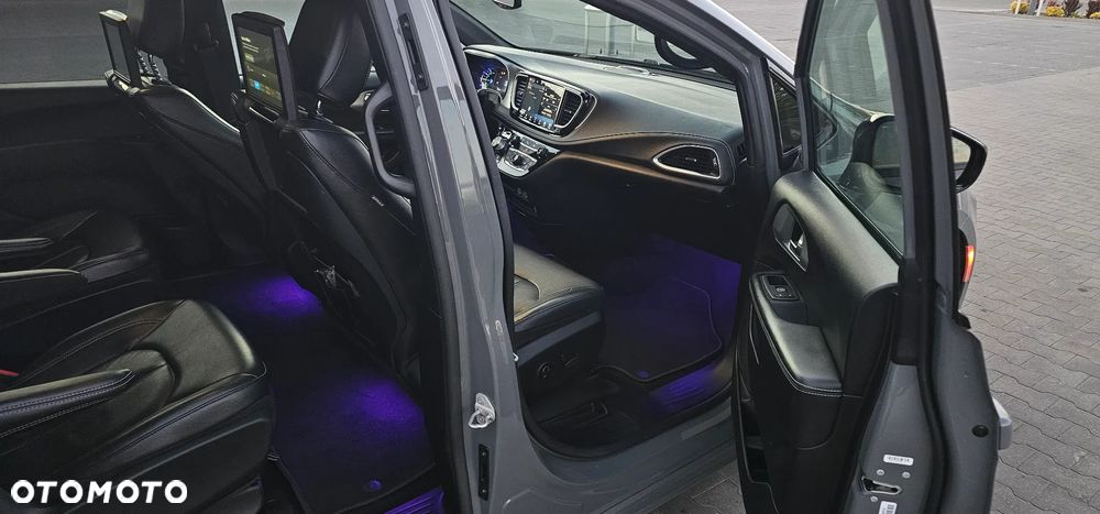 Chrysler Pacifica - 11