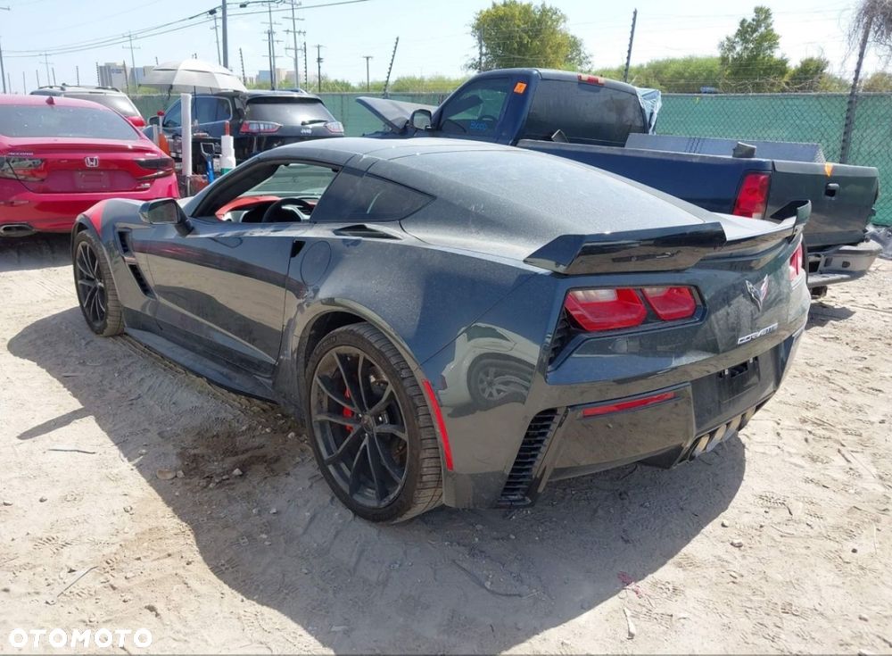 Chevrolet Corvette - 4
