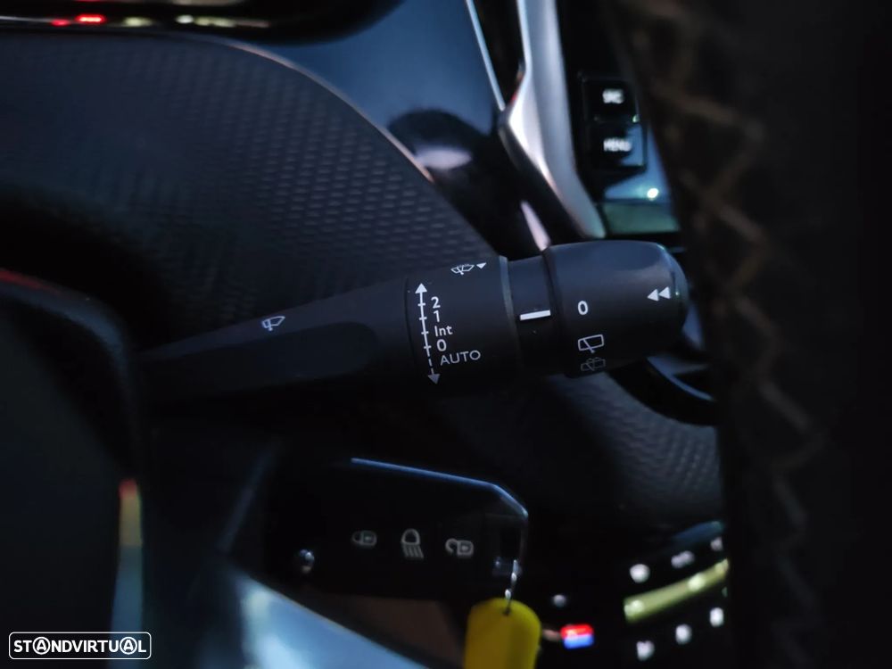 Peugeot 2008 1.2 PureTech Allure EAT6 - 31