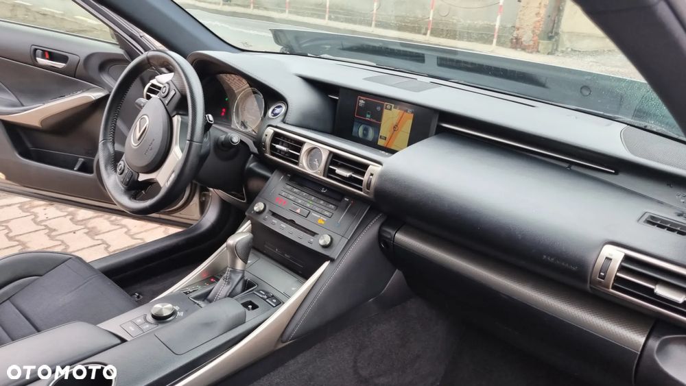 Lexus IS 300h F Sport - 22