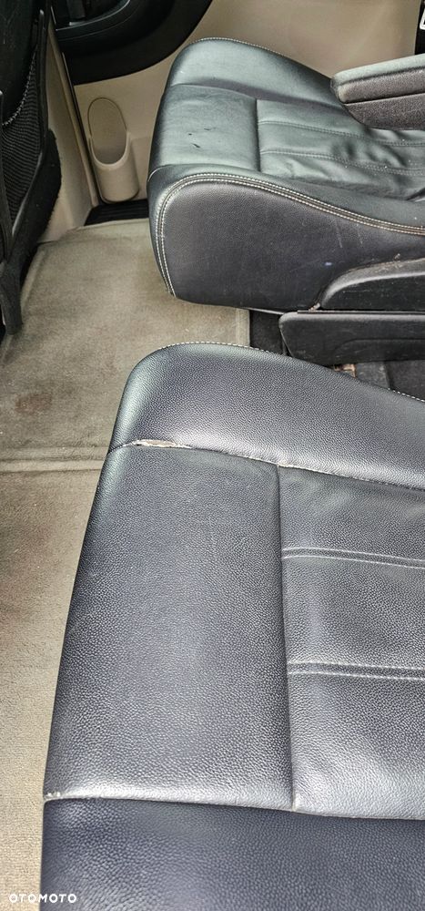 Chrysler Town & Country - 37