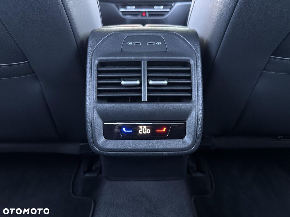 Volkswagen Passat Variant 2.0 TDI SCR R-Line DSG - 17