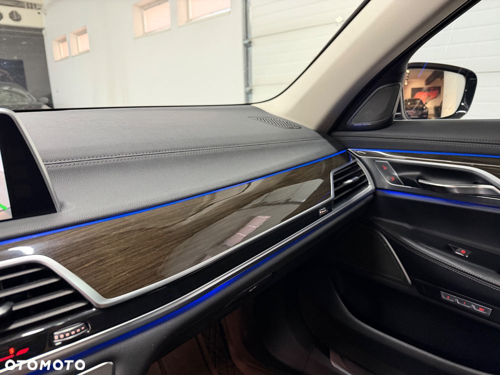 BMW Seria 7 740Li - 37