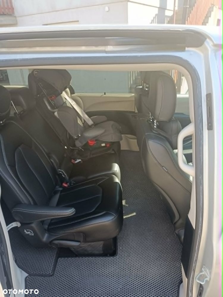 Chrysler Pacifica - 12