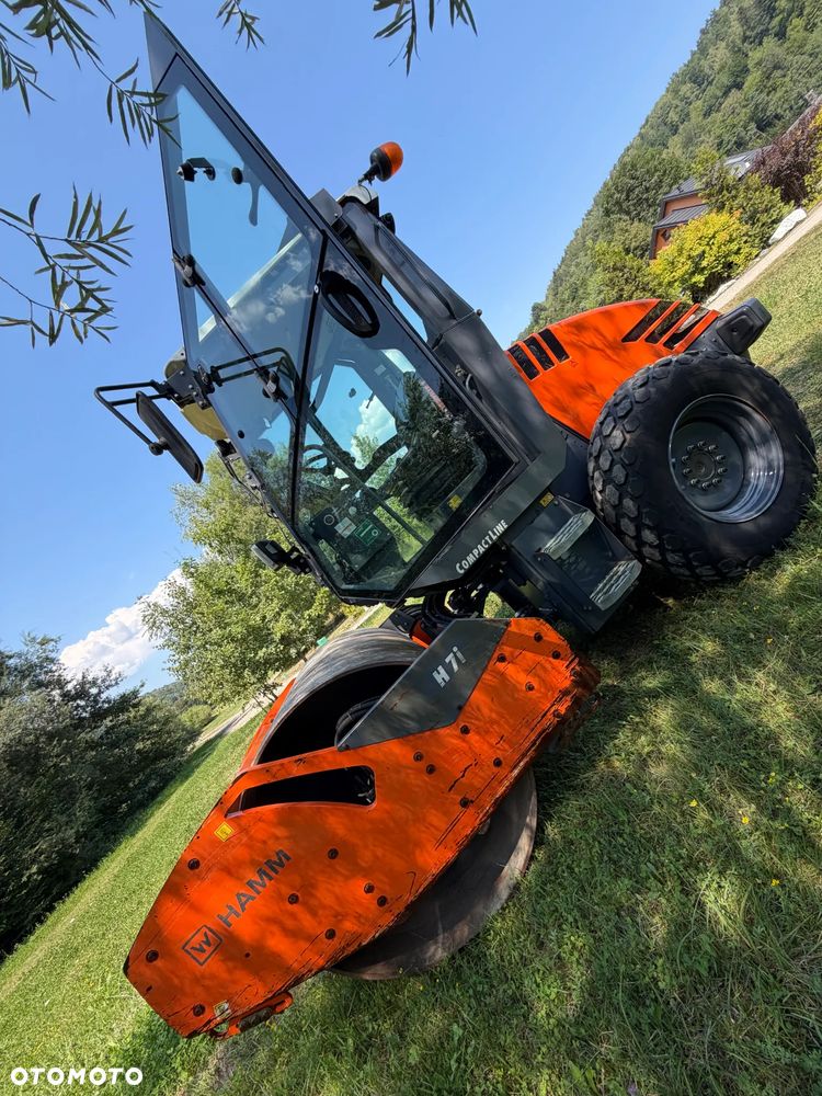 Hamm H 7i Walec Terenowo Drogowy Guma Stal. 6,5 tony 8ton. Import Norwegia 2017 rok. 1600 mtg. silnik KUBOTA 4cyl. Maszyna nie różni się od Nowej z salonu! Klimatyzacja wentylacja. Serwisy w Dekra AKTUALNE. Zero zniszczeń IGŁA !! Gotowy do długiej pracy. Po dużych serwisach eksploatacyjnych w Norwegii. Walec z Upadłości od pierwszego właściciela. Jego historia od nowosci to jedna inwestycja miejska! Jedyna taka okazja! Szerokość 168cm. Bardzo mały walec a moc Potężna! Full Wypas Wersja Norweska. Opony piękny stan. Ani deka luzów i wycieków. OKAZJA - 38