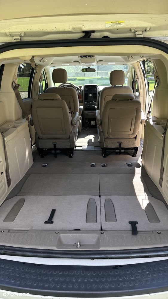Chrysler Town & Country - 17