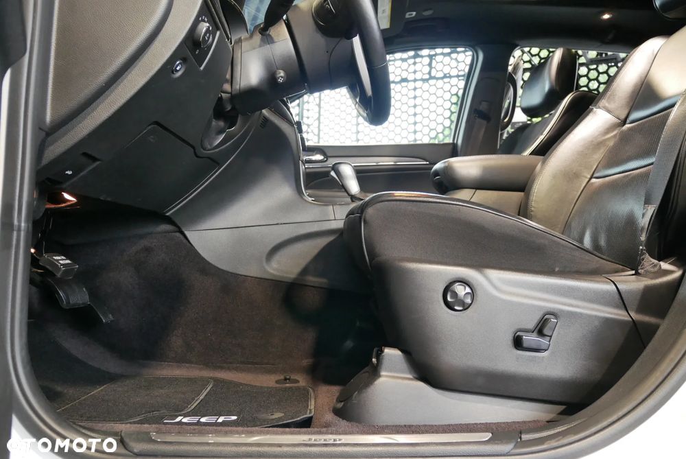 Jeep Grand Cherokee - 23