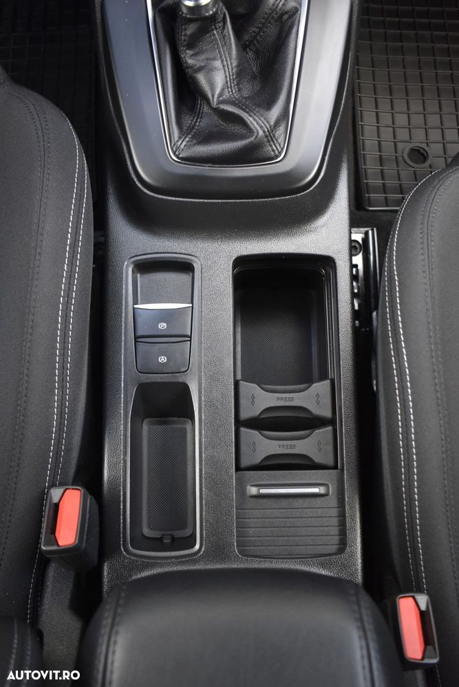 Ford Focus 1.0 EcoBoost 6MT MHEV Titanium - 36