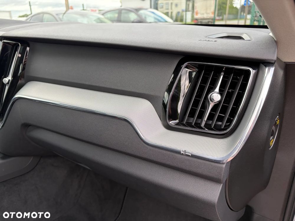 Volvo XC 60 B4 D Plus Dark - 28