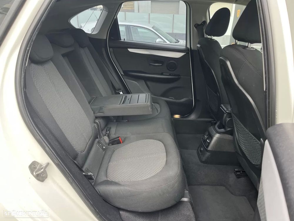 BMW 218 Active Tourer d Line Sport - 32