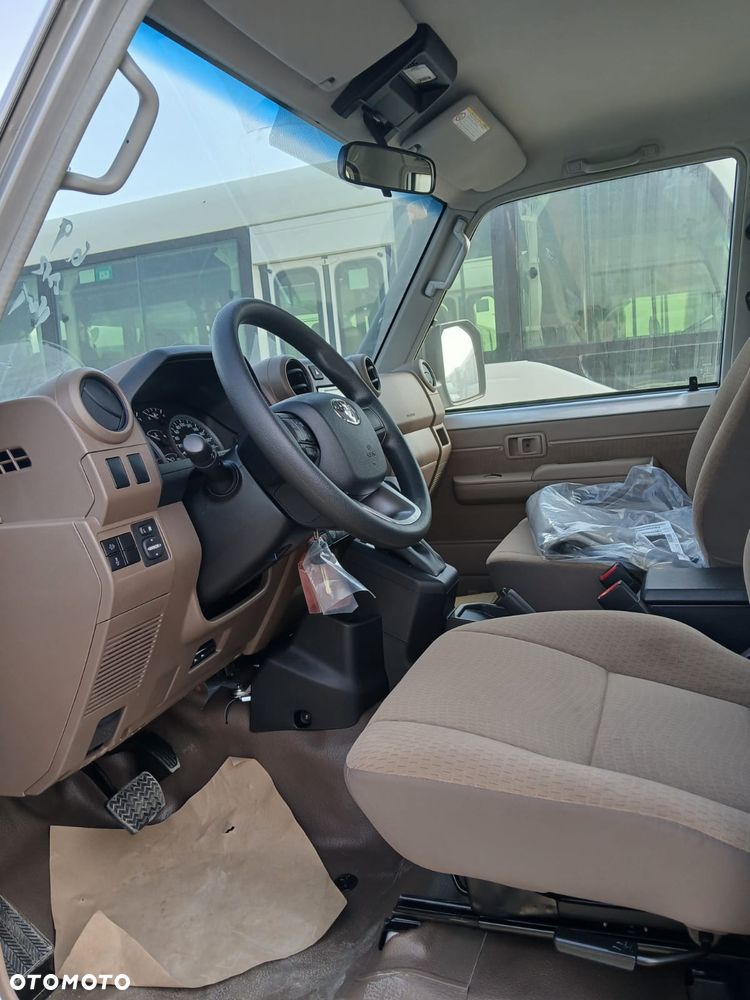 Toyota Land Cruiser - 32