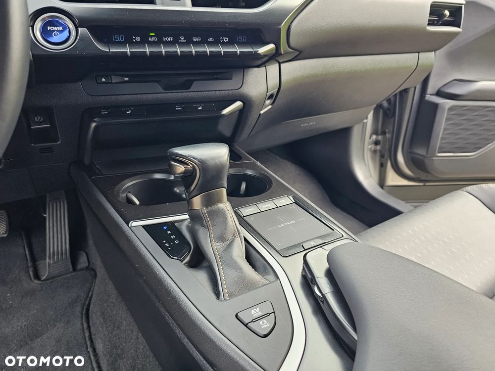Lexus UX - 16