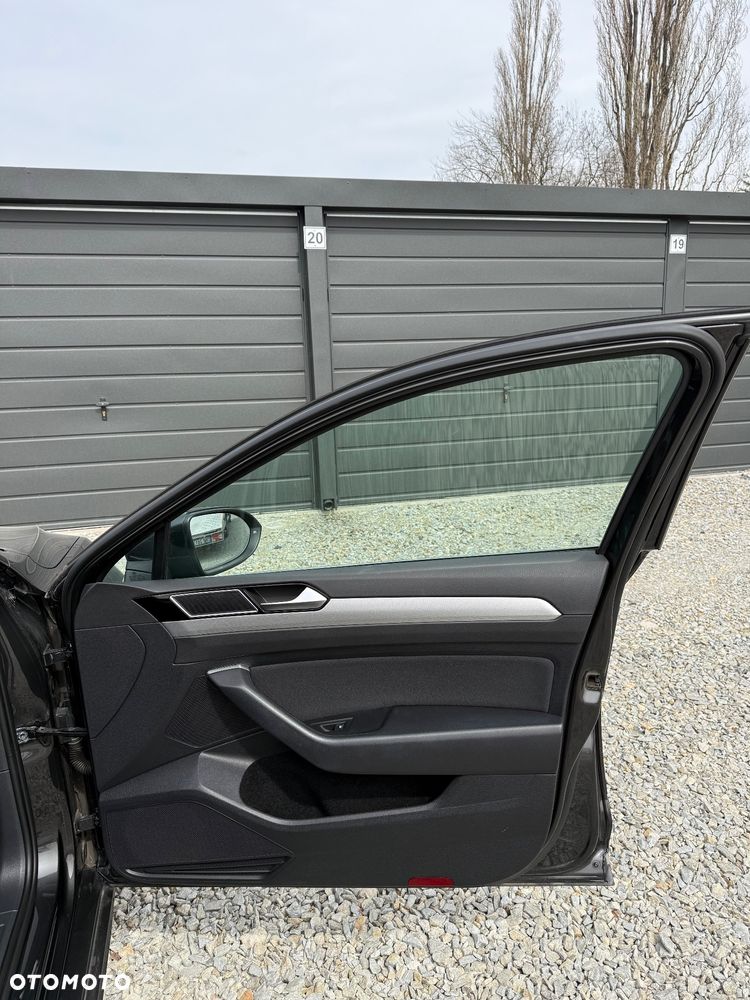Volkswagen Passat - 25