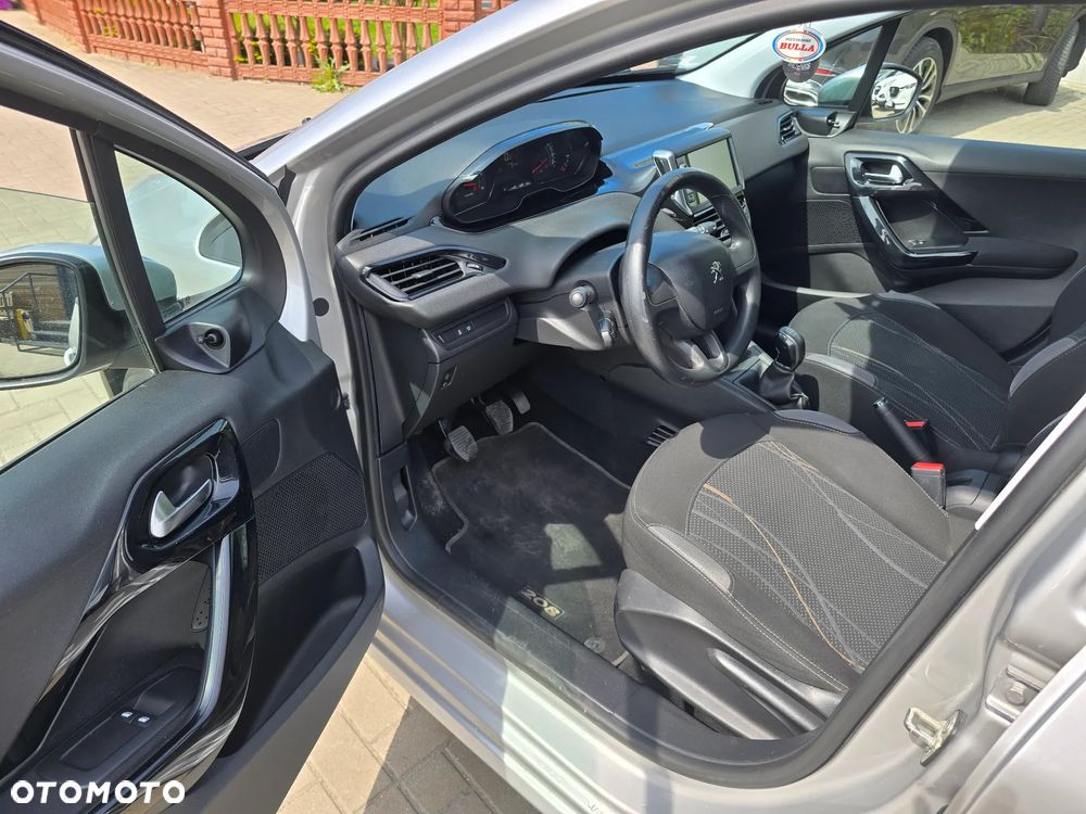 Peugeot 208 - 8