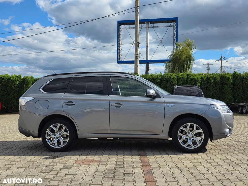 Mitsubishi Outlander 2.0 4WD Plug-In Hybrid Top - 30