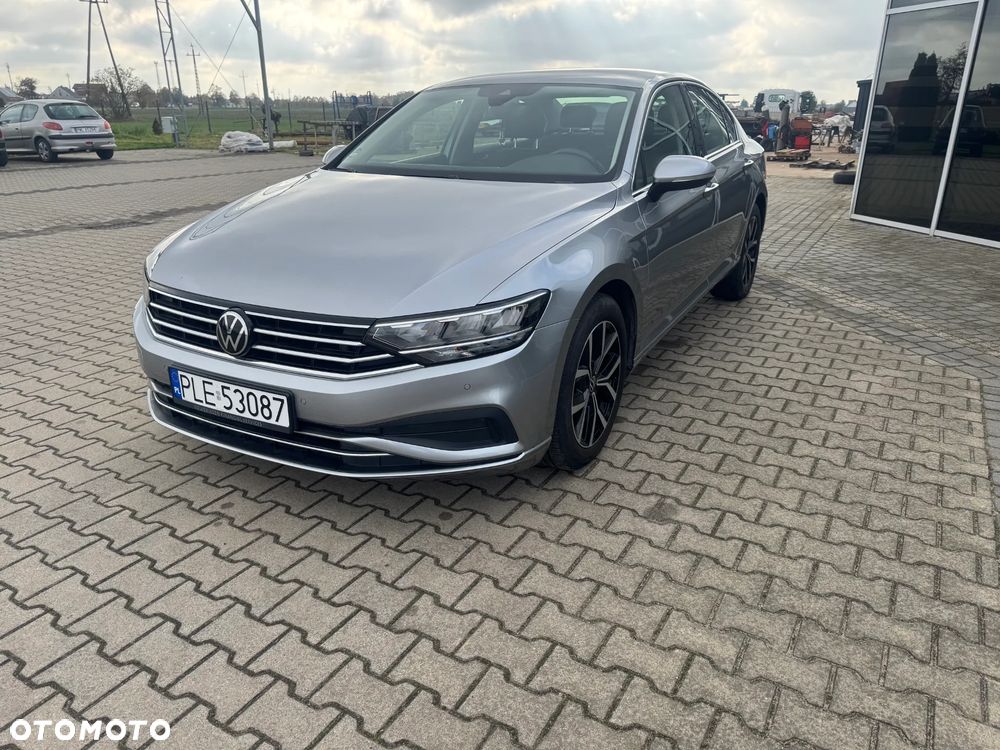 Volkswagen Passat - 1