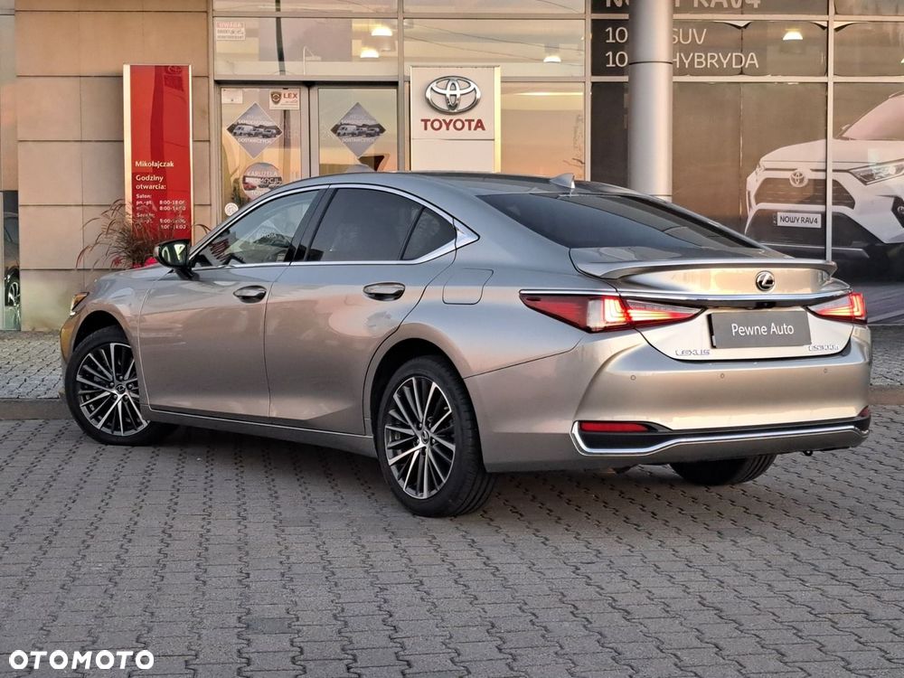 Lexus ES 300h Business Edition - 4