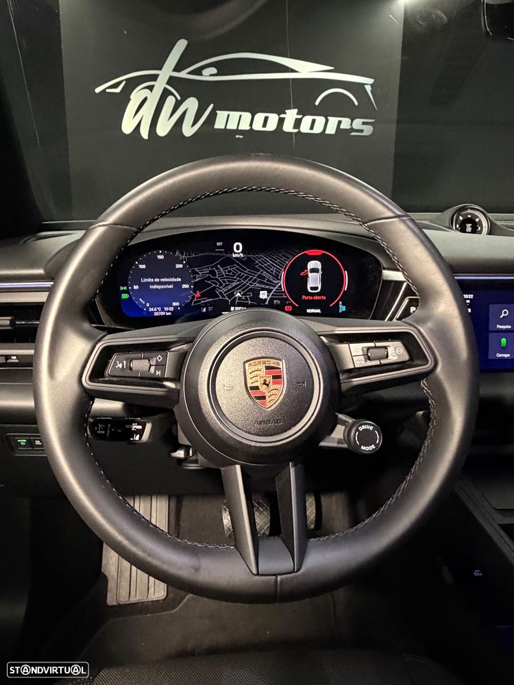 Porsche Macan Electric 4 - 7
