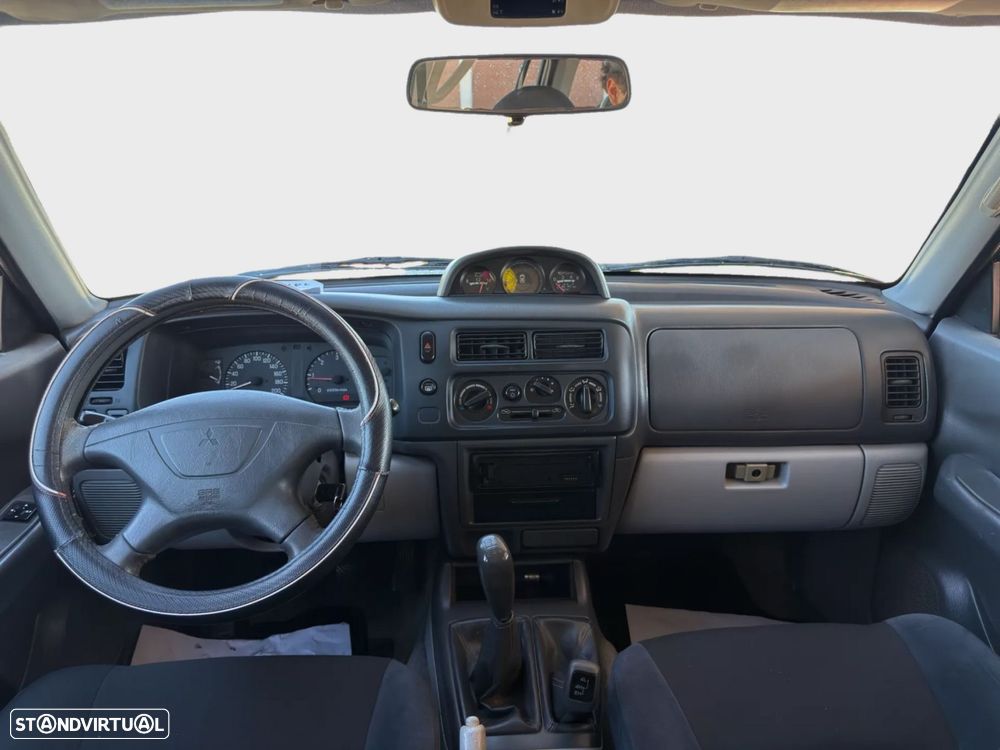 Mitsubishi Pajero Sport 2.5 TD GLS - 8