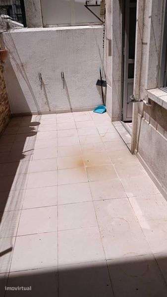 Alugo T0 com terraço zona da Infante Santo - Grande imagem: 3/6