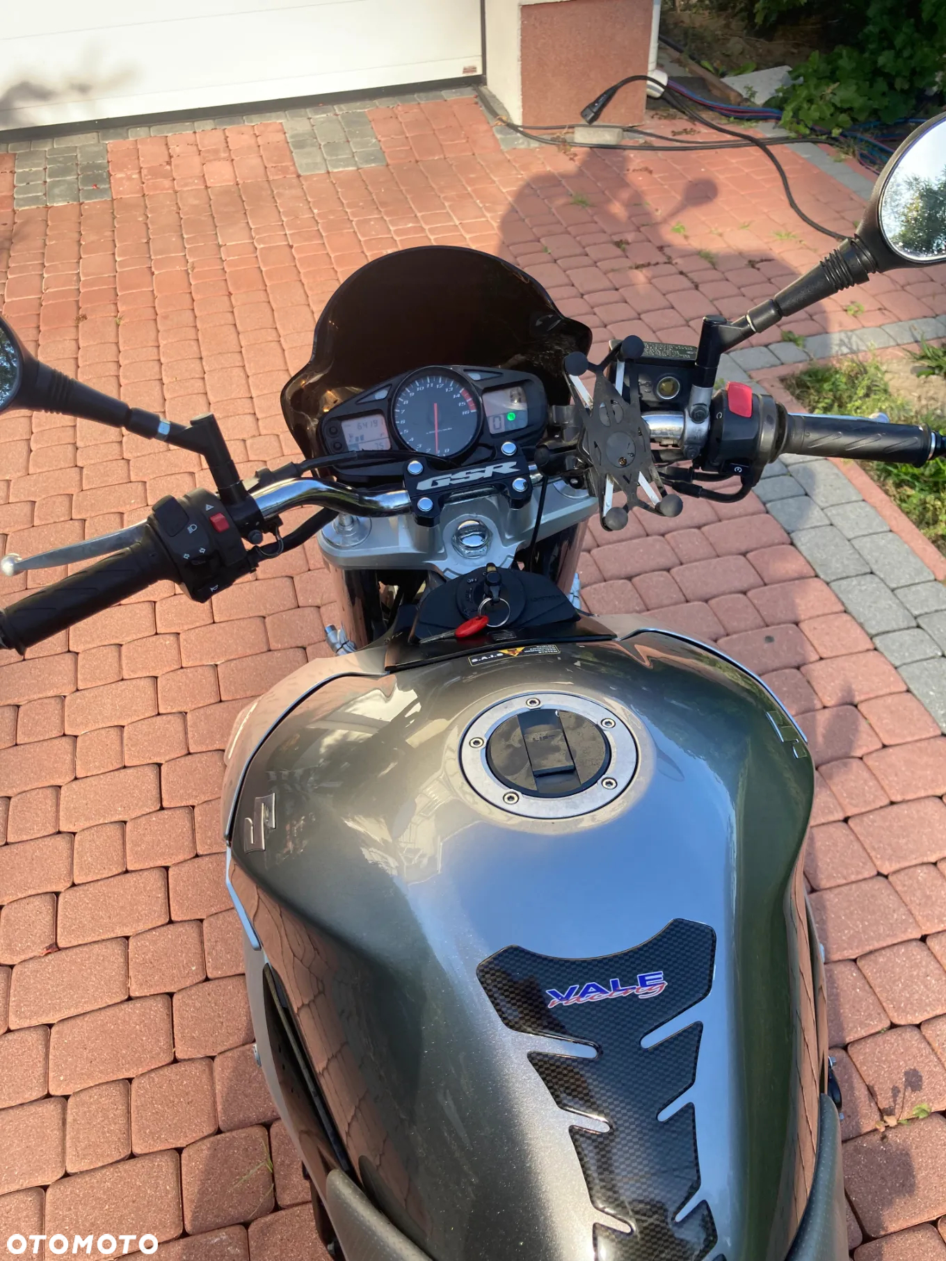 Suzuki GSR - 23