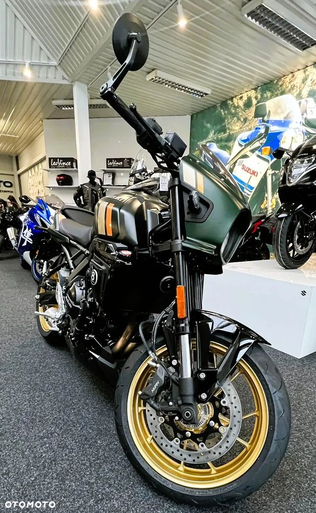 Suzuki GSX - 21