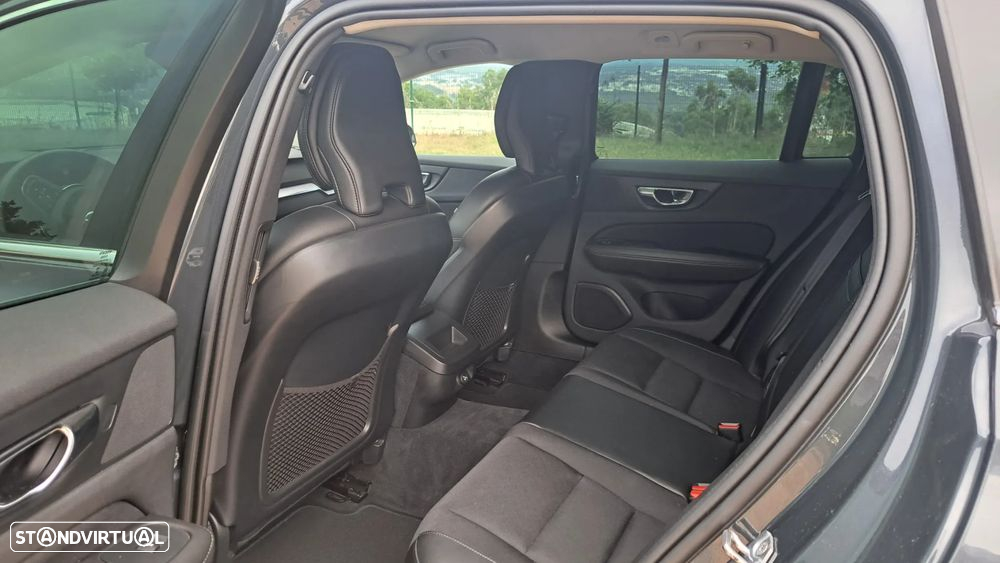 Volvo V60 2.0 D3 Momentum Plus - 4