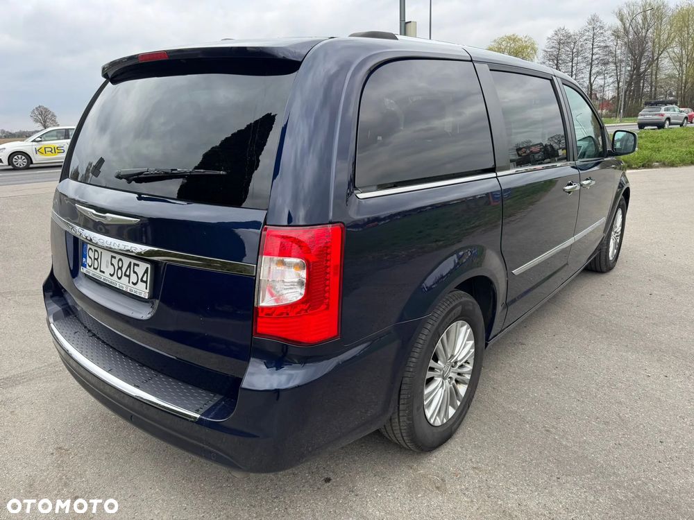 Chrysler Town & Country - 4