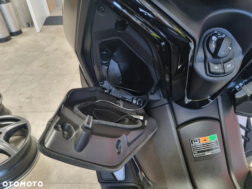 Yamaha X-max - 10