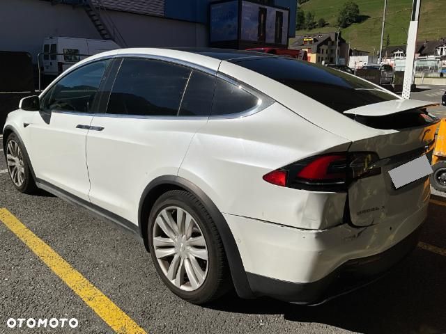 Tesla Model X - 3