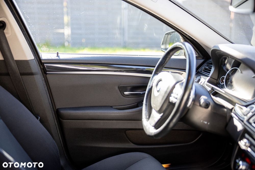 BMW Seria 5 525d - 31