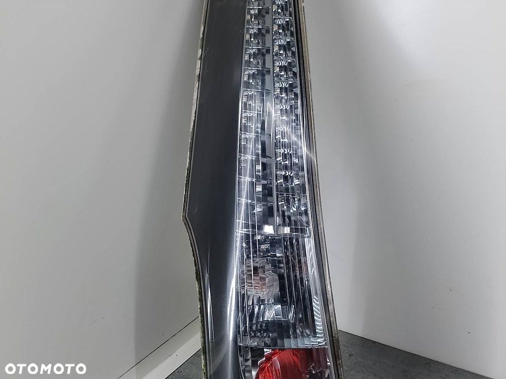 LAMPA TYLNA LEWA MITSUBISHI GRANDIS - 1