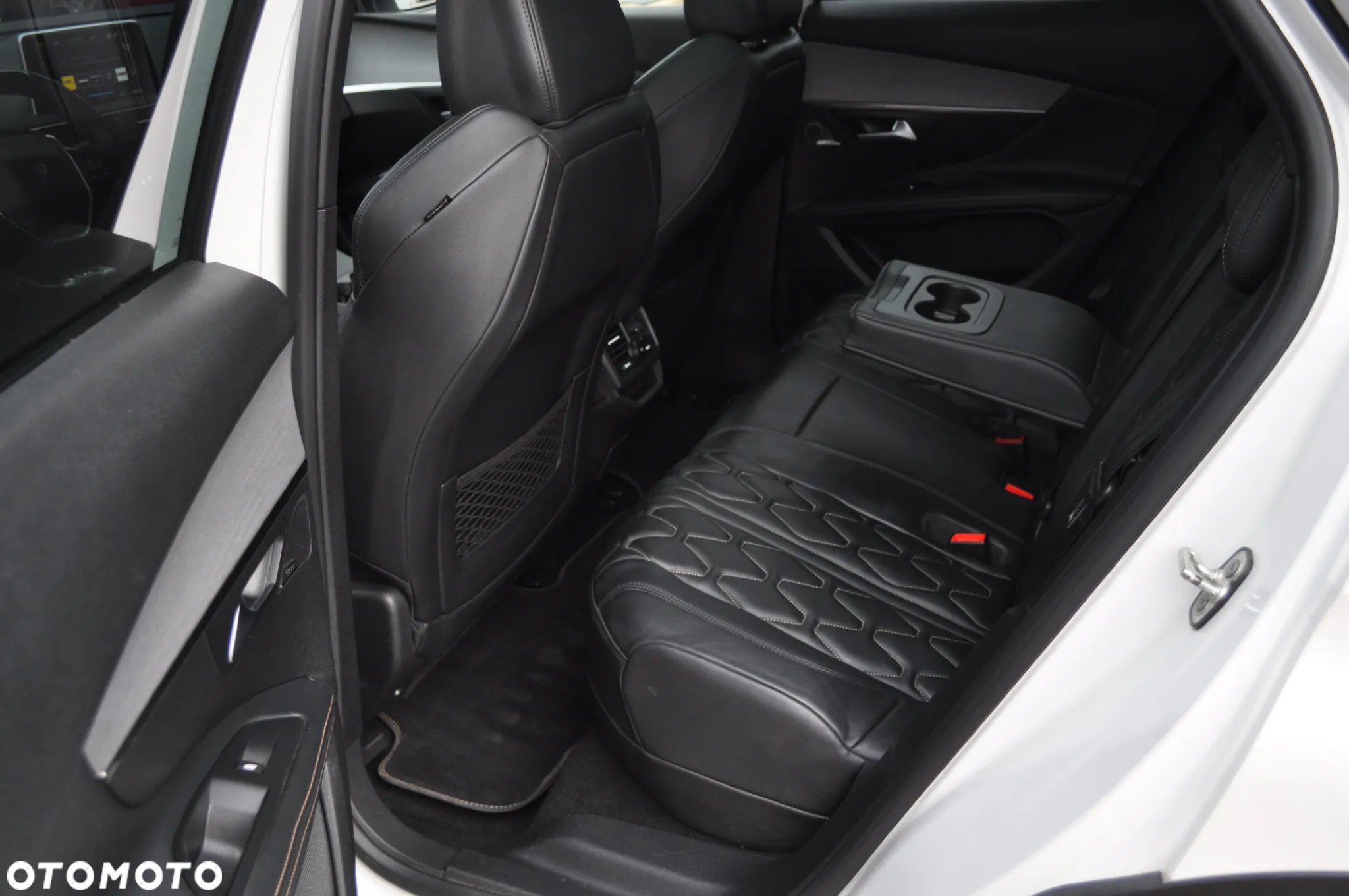 Peugeot 3008 Plug-In Hybrid4 300 e-EAT8 GT - 29