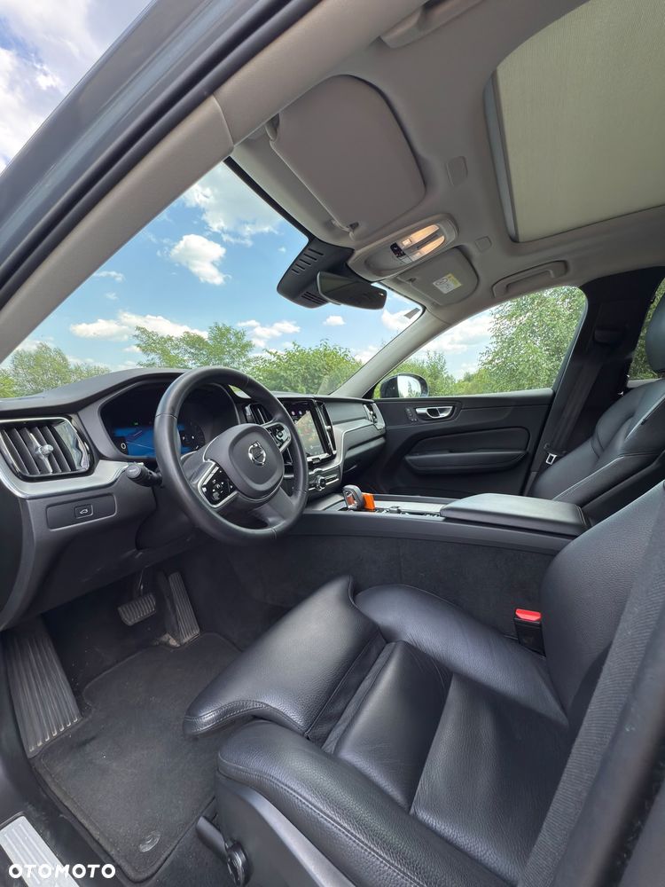 Volvo XC 60 B4 D Plus Dark - 4