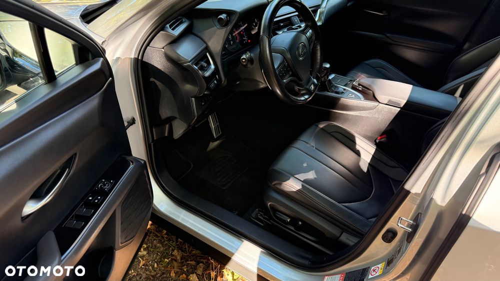 Lexus UX 250h F SPORT - 9