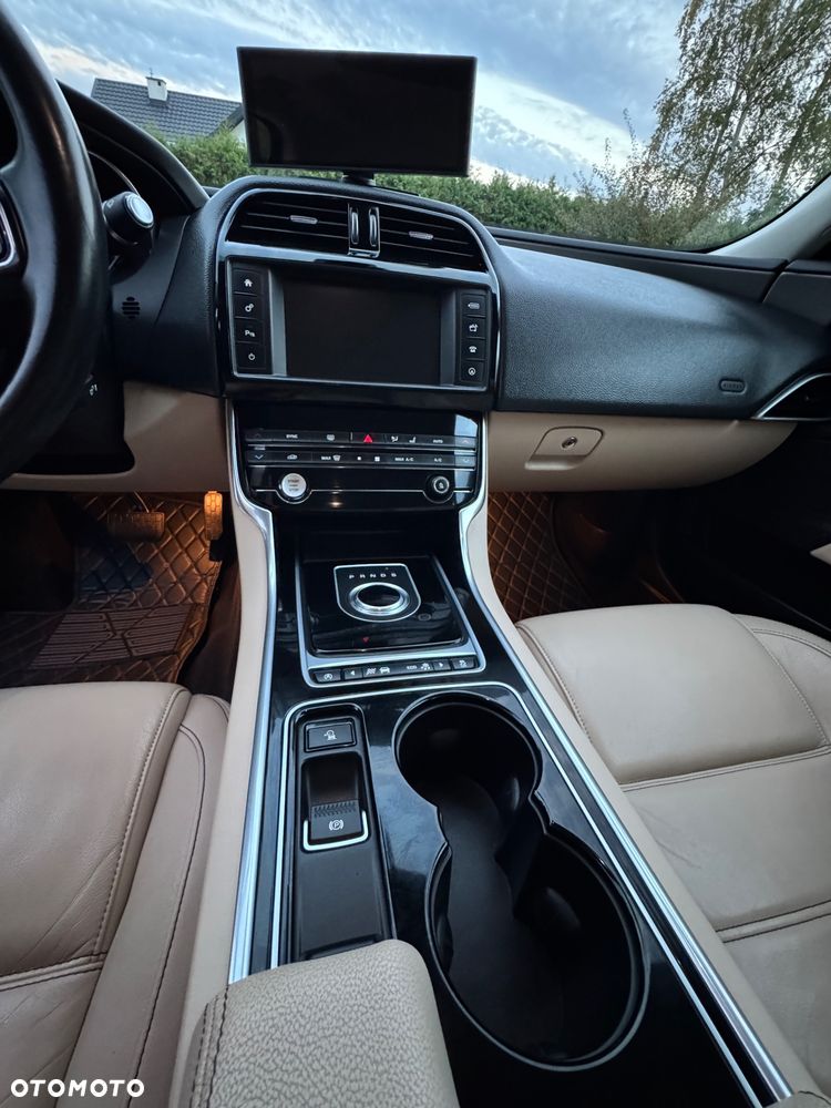 Jaguar XE - 28