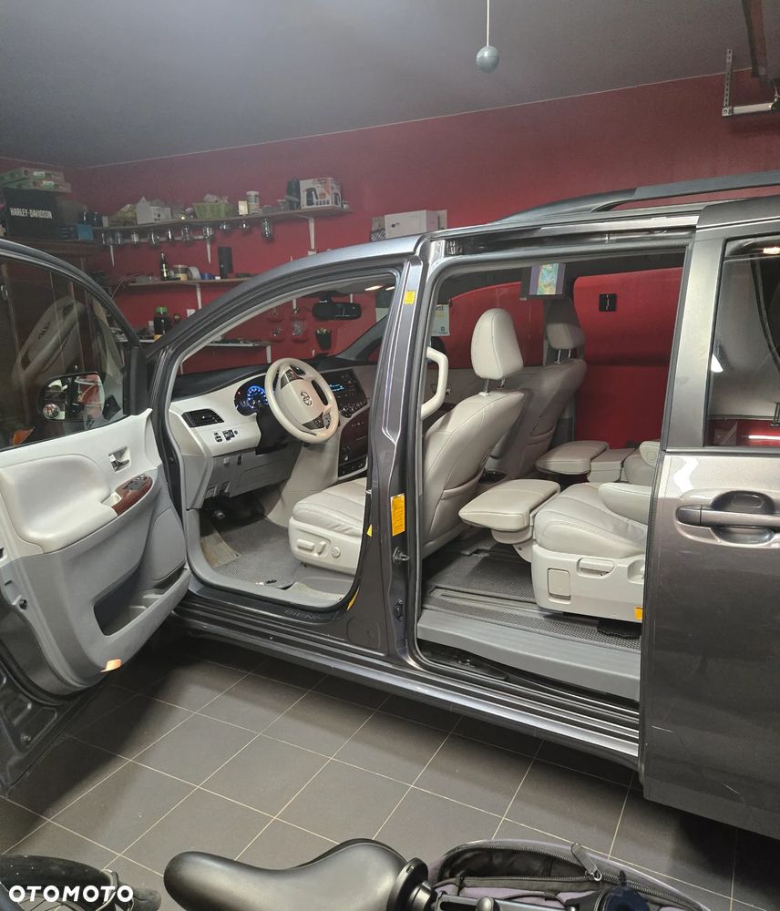 Toyota Sienna 3.5 XLE AWD - 17