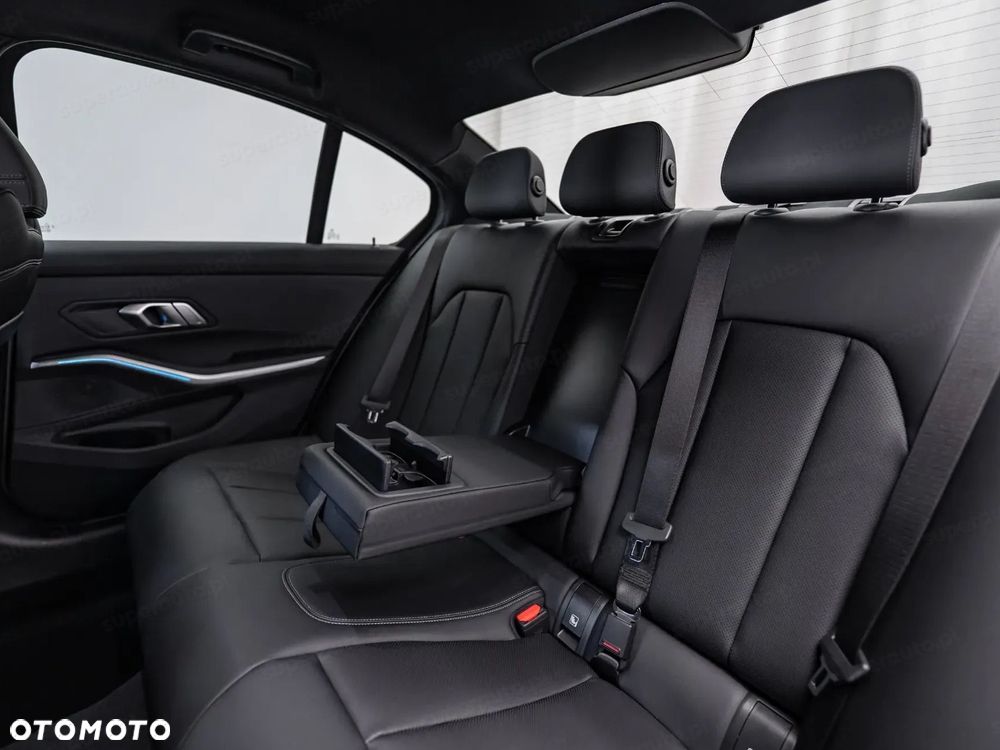 BMW Seria 3 320i M Sport - 13
