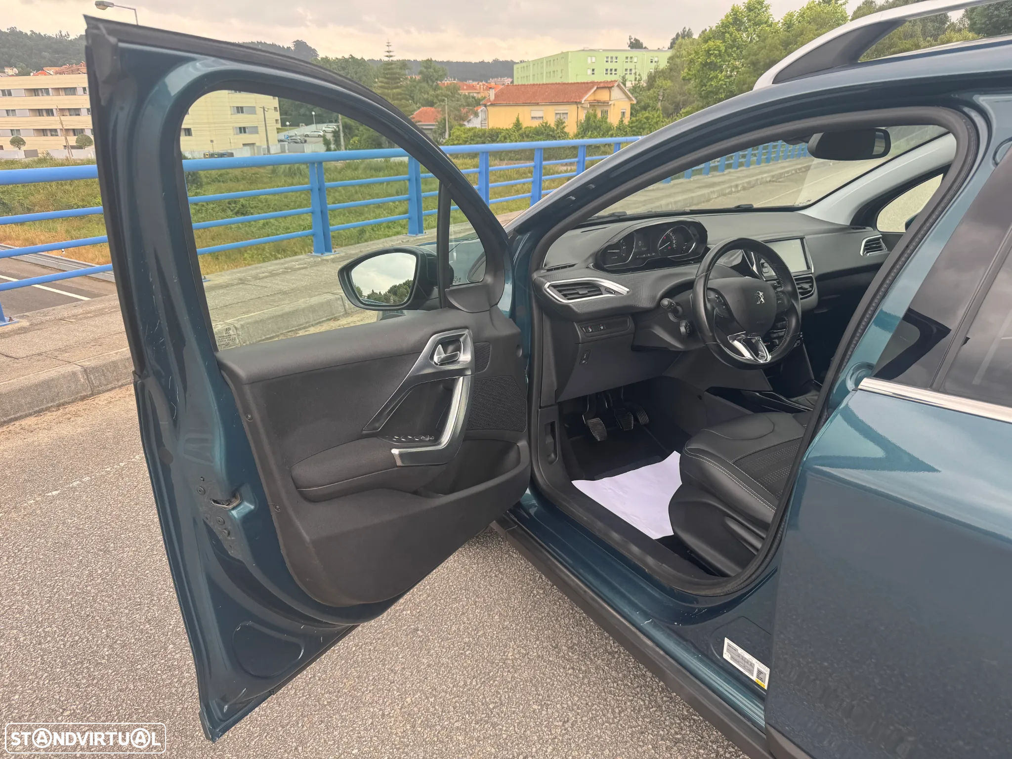 Peugeot 2008 1.2 PureTech Allure - 9