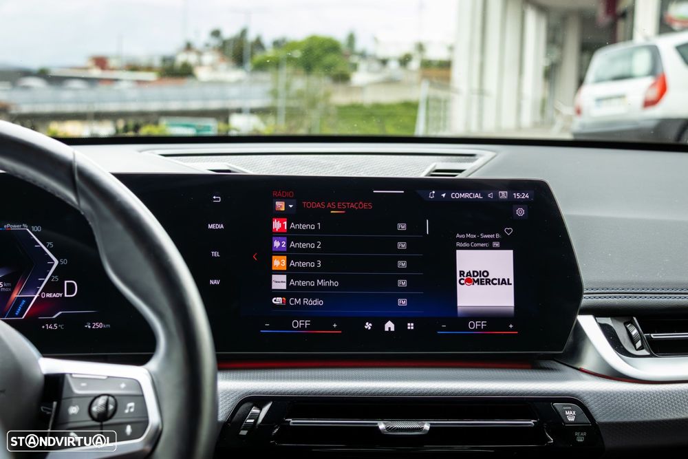 BMW iX1 eDrive20 Pack Desportivo M - 38