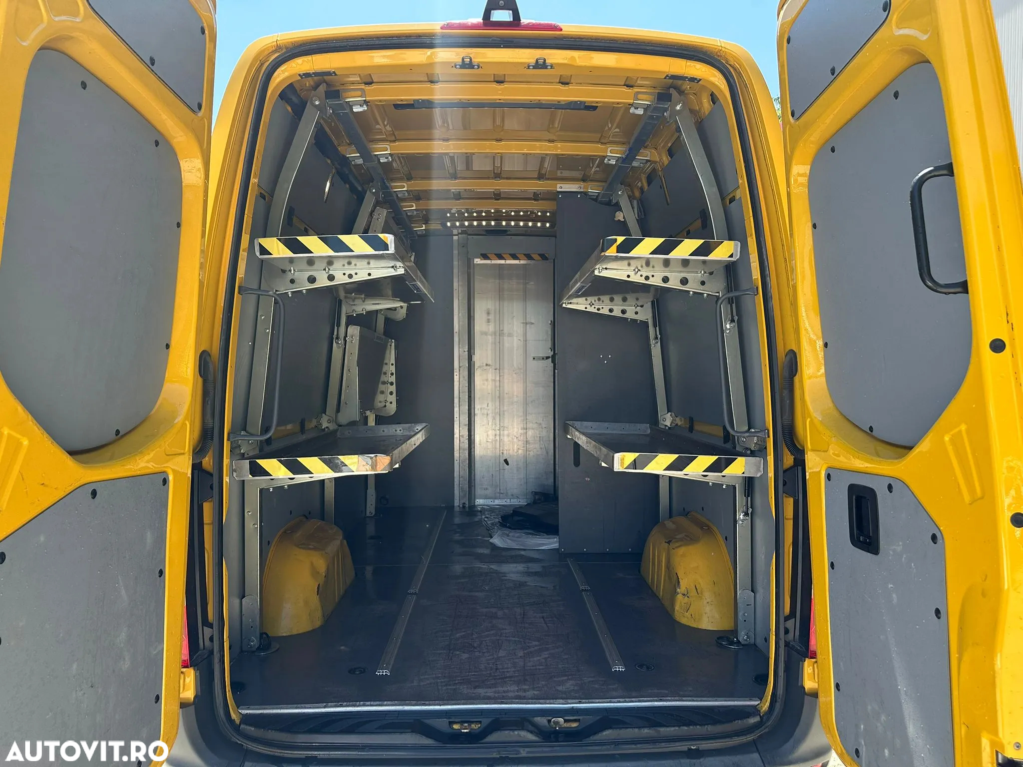 Mercedes-Benz Sprinter - 11