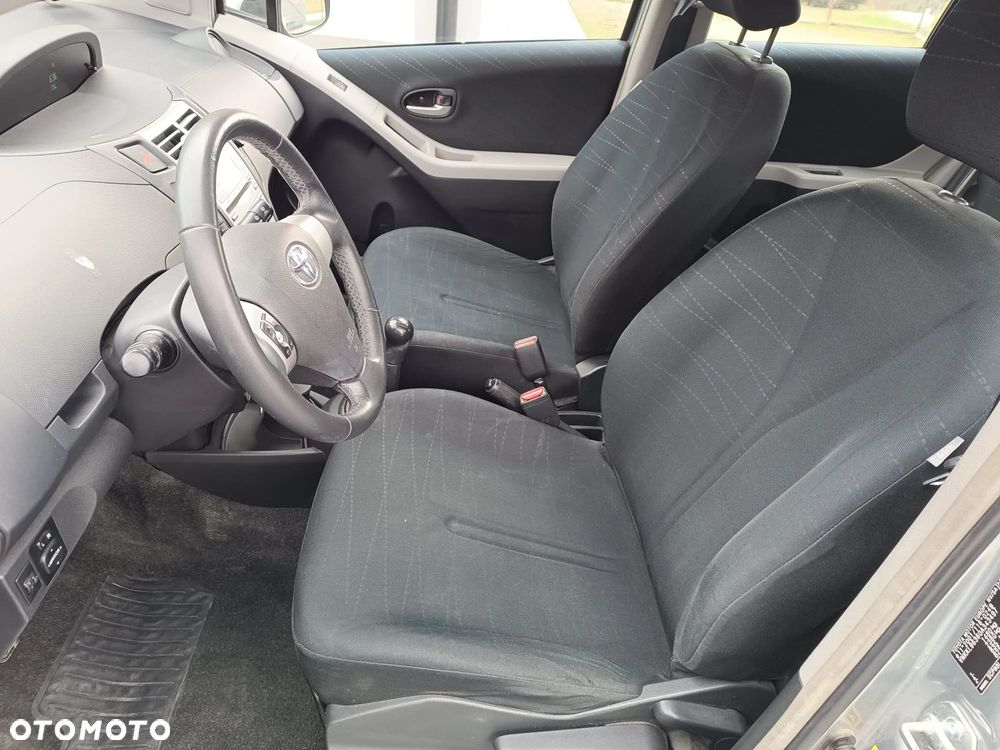 Toyota Yaris 1.3 - 14