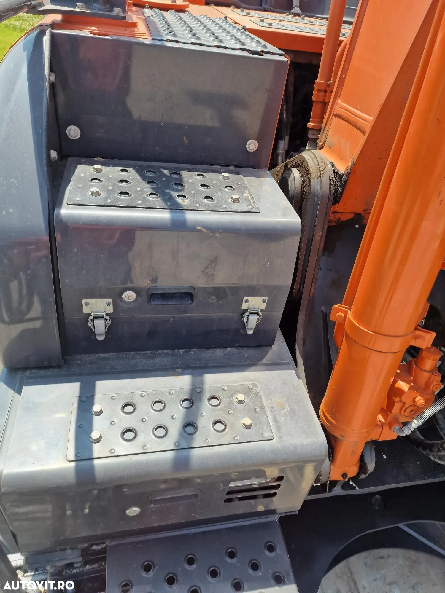 Hitachi ZX210, 2019, 23t, 4.888h, cupa NOUA 1,3mc-96.900 EUR+Tva, camera spate, camere laterale, inst picon, aer cond climatronic, consum 11l/h,. 3 pompe hidr HITACHI, inst picon, lant 90% ok 480h mars, posbilitate leasing 4 ani-PROMOTIE 96.900 EUR+Tva - 36