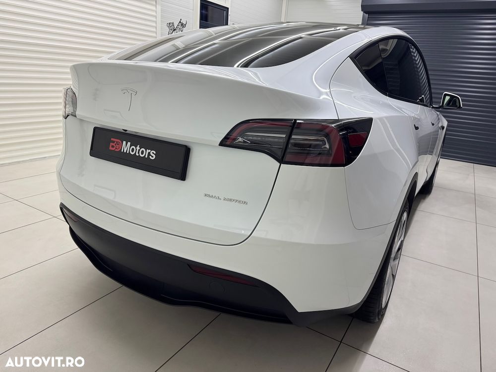 Tesla Model Y - 11