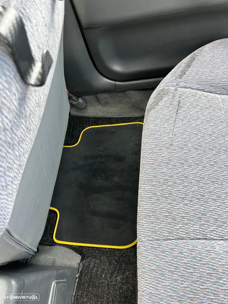 Mitsubishi Lancer 1300 GLXi - 23