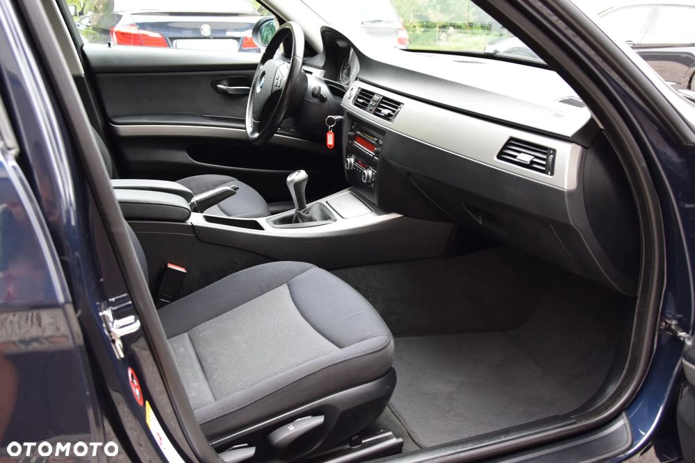 BMW Seria 3 318i - 22